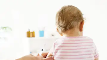 Bebé con una vacuna