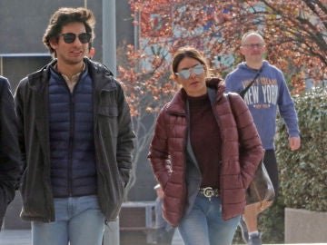 Alejandro Reyes junto a su madre a su llegada a los juzgados Alejandro Reyes junto a su madre a su llegada a los juzgados