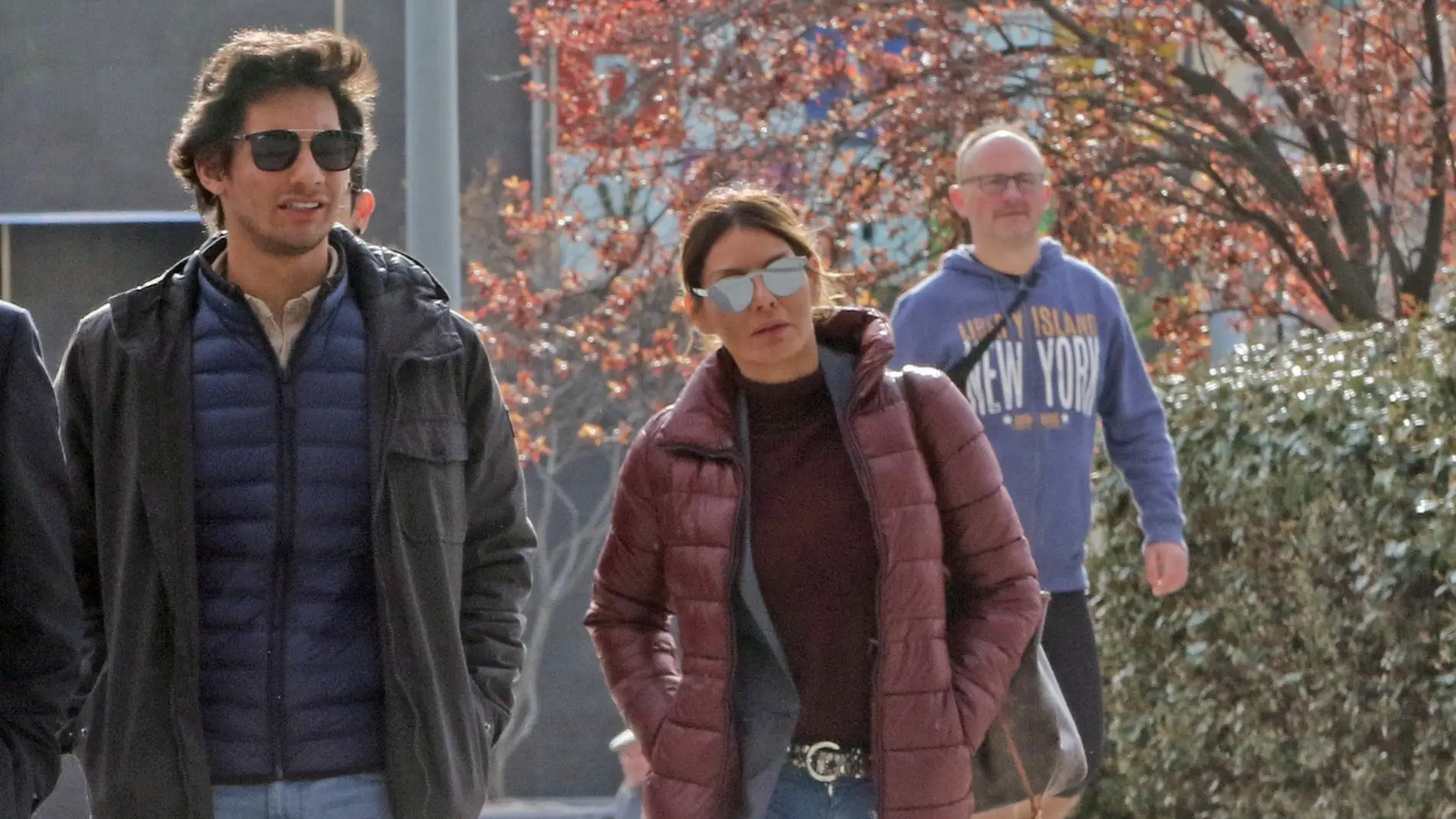 Alejandro Reyes junto a su madre a su llegada a los juzgados