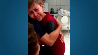 La emocionante reacción de un niño brasileño sordo cuando vuelve a oír gracias a un audífono que le han regalado sus vecinos