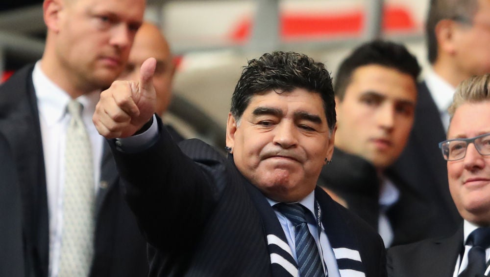 Maradona saluda a los aficionados