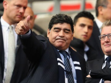 Maradona saluda a los aficionados