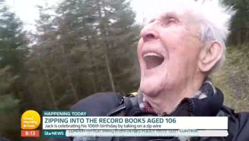 Daredevil Jack Reynolds batiendo un récord de tirolina por su 106 cumpleaños