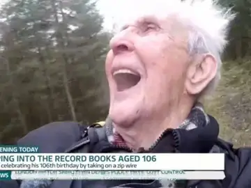 Daredevil Jack Reynolds batiendo un récord de tirolina por su 106 cumpleaños Daredevil Jack Reynolds batiendo un récord de tirolina por su 106 cumpleaños