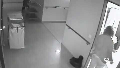 El fiscal pide dos años y medio de cárcel para una cuidadora acusada de no auxiliar a una anciana que se rompió el fémur El fiscal pide dos años y medio de cárcel para una cuidadora acusada de no auxiliar a una anciana que se rompió el fémur