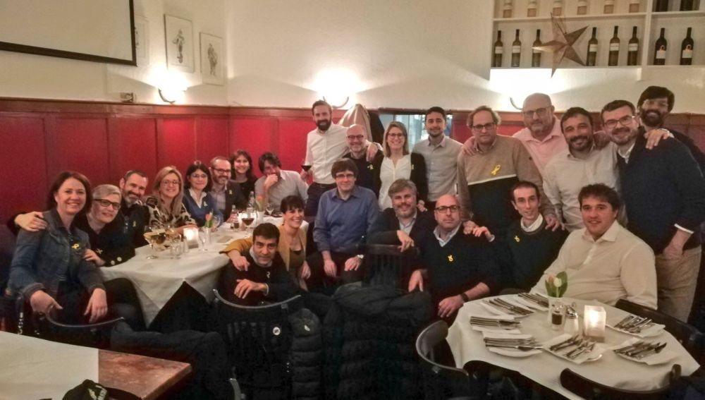 Carles Puigdemont con sus compañeros de partido en Berlin