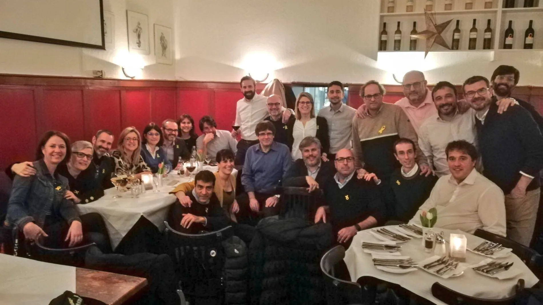 Carles Puigdemont con sus compañeros de partido en Berlin Carles Puigdemont con sus compañeros de partido en Berlin