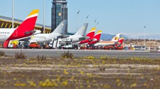 Flota de IAG: aviones de Iberia y Vueling._643x397