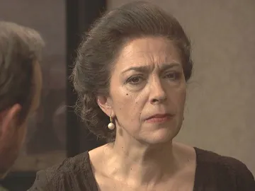 Francisca, decepcionada con las actitudes de Prudencio hacia Julieta Francisca, decepcionada con las actitudes de Prudencio hacia Julieta