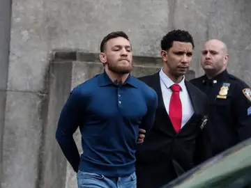 McGregor abandona esposado la comisaría McGregor abandona esposado la comisaría