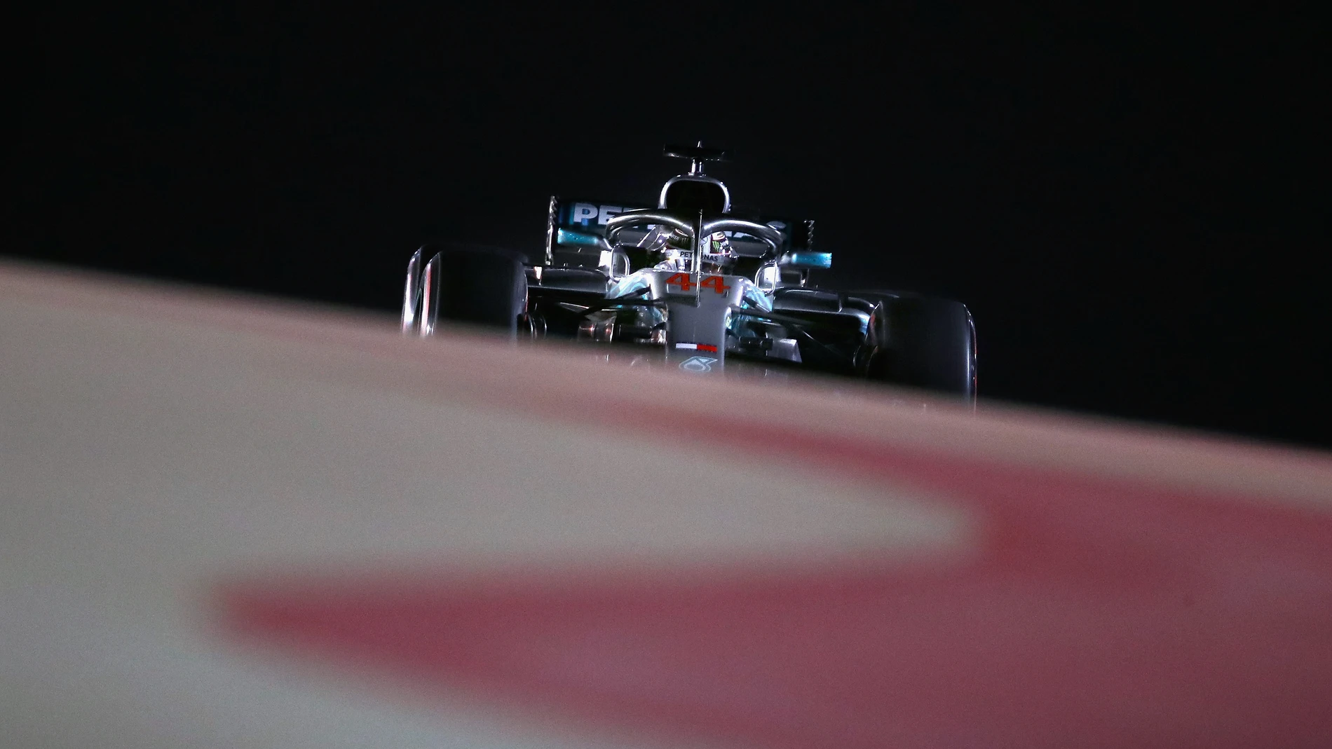 Hamilton, rodando con su Mercedes en Baréin