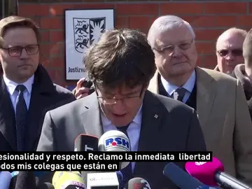 Puigdemont agradece "el apoyo y la solidaridad" recibidos al salir de la prisión alemana de Neumünster Puigdemont agradece "el apoyo y la solidaridad" recibidos al salir de la prisión alemana de Neumünster