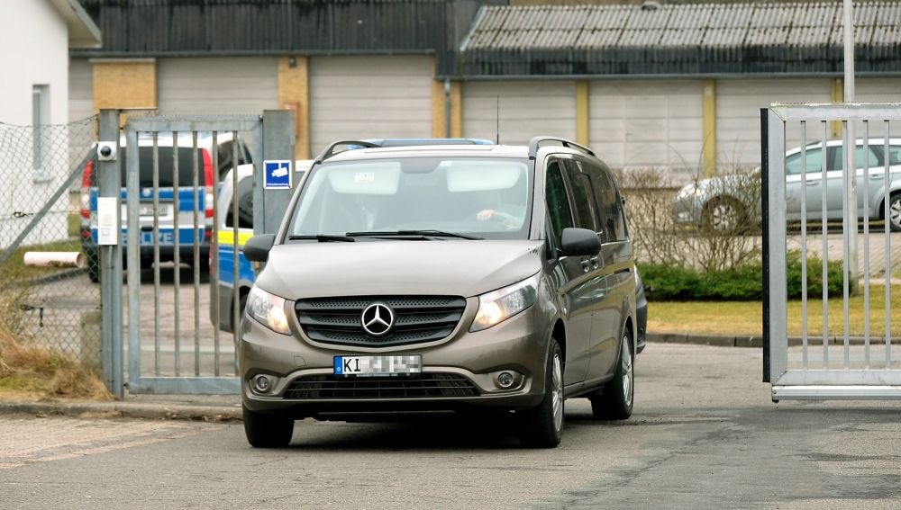 Un vehículo que se cree que transporta al expresidente catalán Carles Puigdemont, abandona la comisaría de la policía en Schuby, Alemania, el pasado 25 de marzo. 