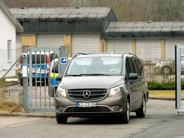 Un vehículo que se cree que transporta al expresidente catalán Carles Puigdemont, abandona la comisaría de la policía en Schuby, Alemania, el pasado 25 de marzo. Un vehículo que se cree que transporta al expresidente catalán Carles Puigdemont, abandona la comisaría de la policía en Schuby, Alemania, el pasado 25 de marzo.