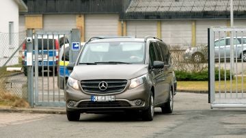 Un vehículo que se cree que transporta al expresidente catalán Carles Puigdemont, abandona la comisaría de la policía en Schuby, Alemania, el pasado 25 de marzo. 