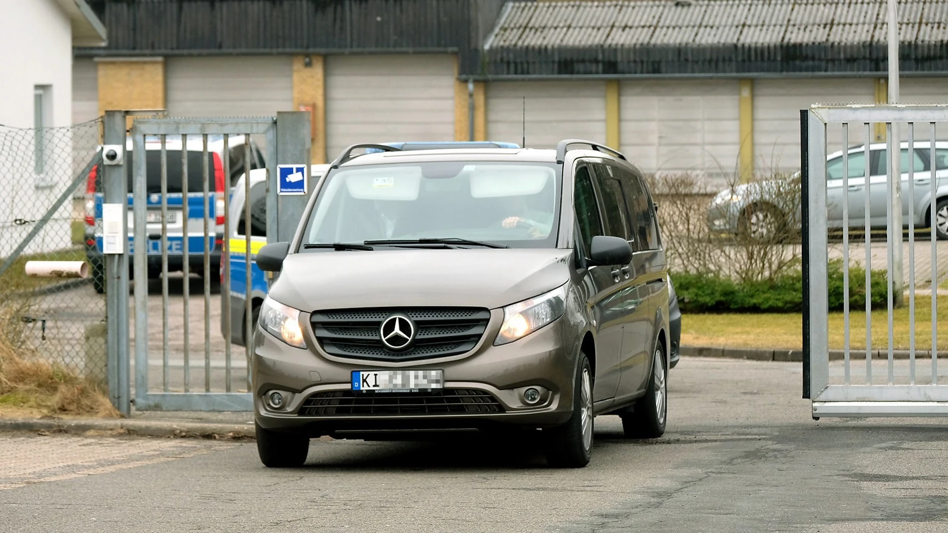 Un vehículo que se cree que transporta al expresidente catalán Carles Puigdemont, abandona la comisaría de la policía en Schuby, Alemania, el pasado 25 de marzo. Un vehículo que se cree que transporta al expresidente catalán Carles Puigdemont, abandona la comisaría de la policía en Schuby, Alemania, el pasado 25 de marzo.