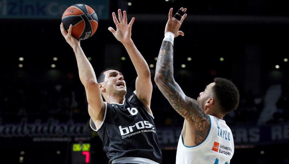 Taylor intenta defender a Zizis