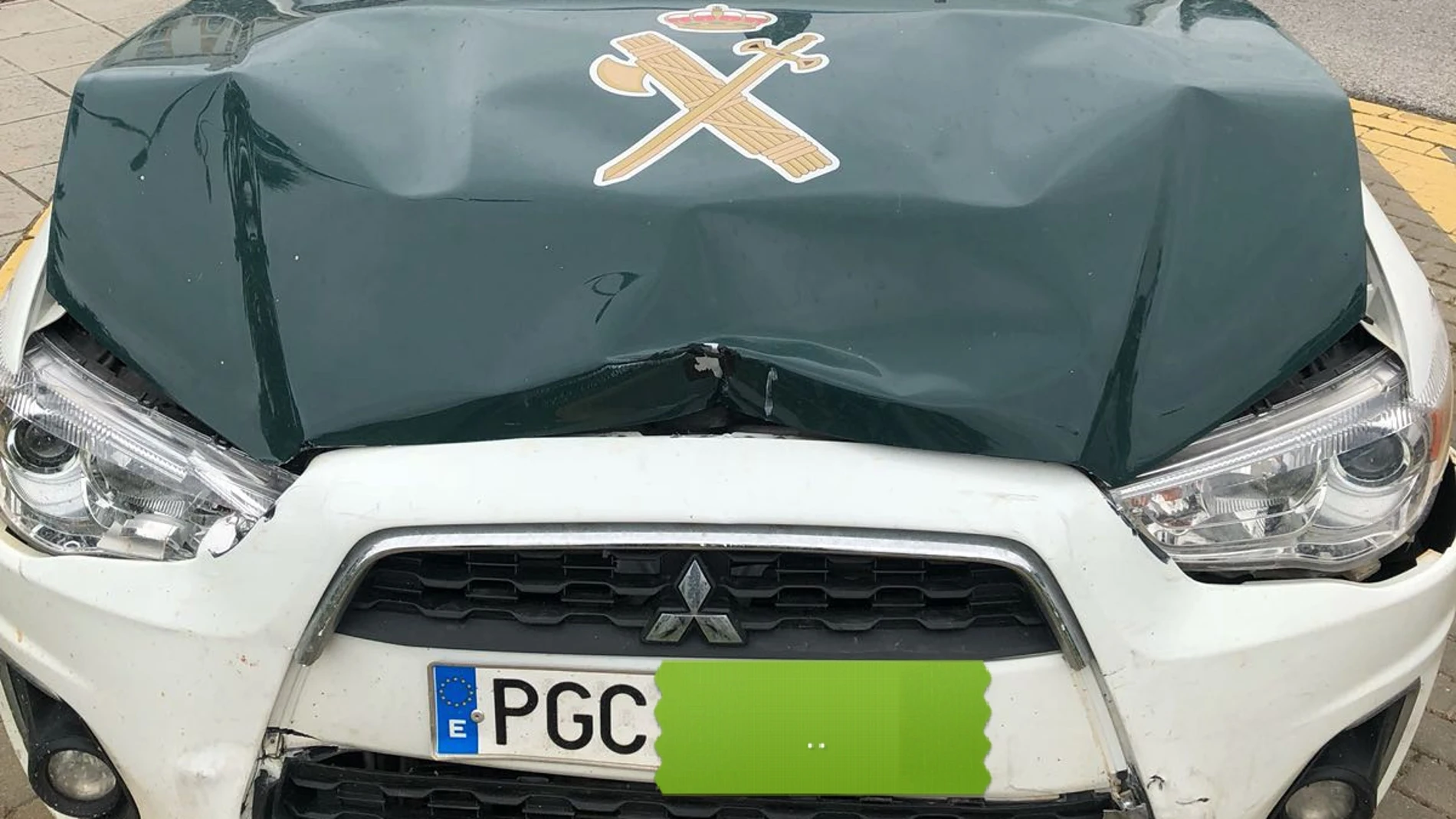 Vehículo de la Guardia Civil embestido Vehículo de la Guardia Civil embestido