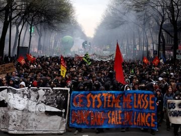 Manifestantes protestan durante la huelga de trabajadores de la estatal Sociedad Nacional de Ferrocarriles (SNCF) en París