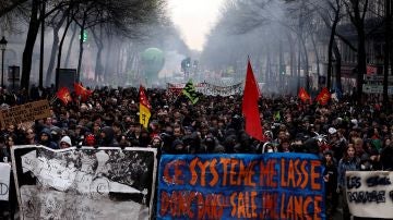 Manifestantes protestan durante la huelga de trabajadores de la estatal Sociedad Nacional de Ferrocarriles (SNCF) en París