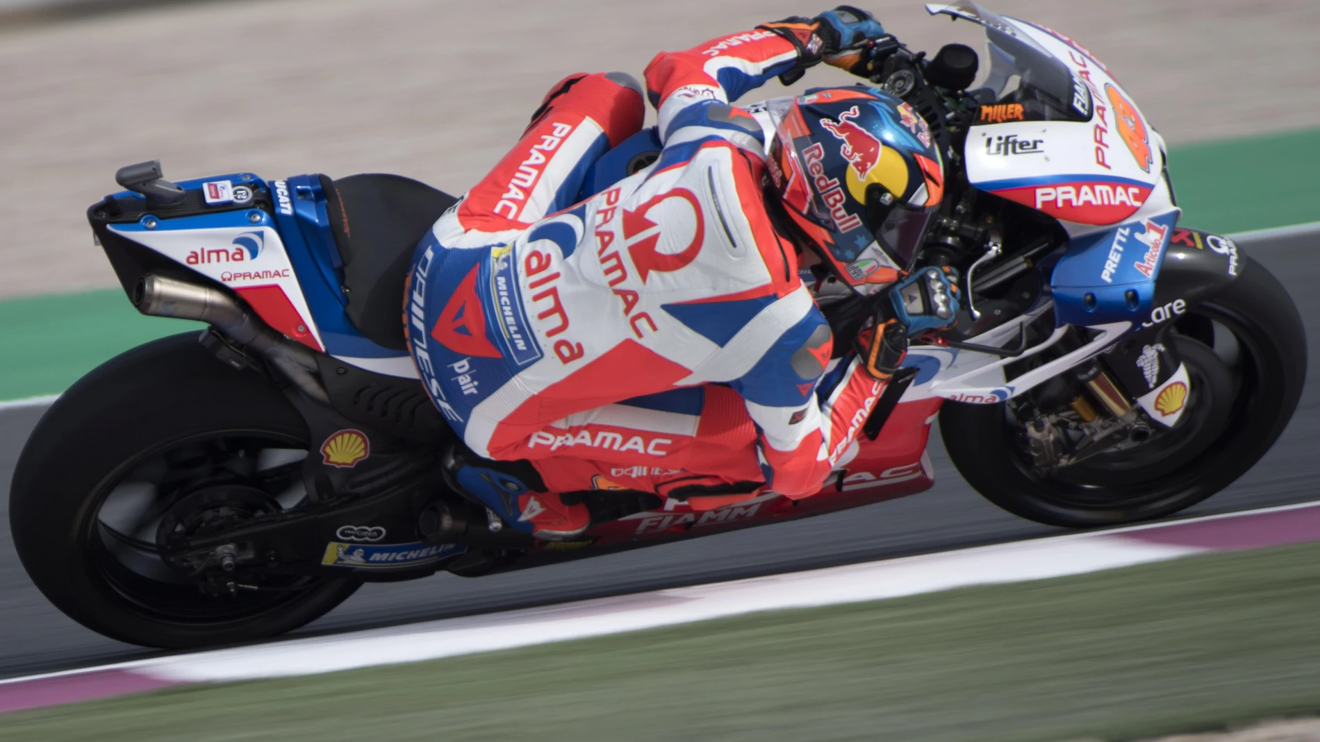 Miller, a bordo de su moto durante la carrera Miller, a bordo de su moto durante la carrera