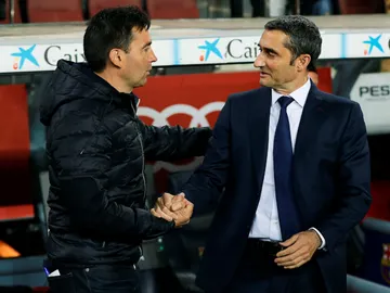 Valverde saluda a Garitano Valverde saluda a Garitano