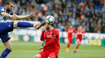 Laguardia despeja un balón