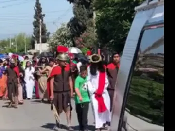 El niño consolando al hombre que interpretaba a Jesús El niño consolando al hombre que interpretaba a Jesús