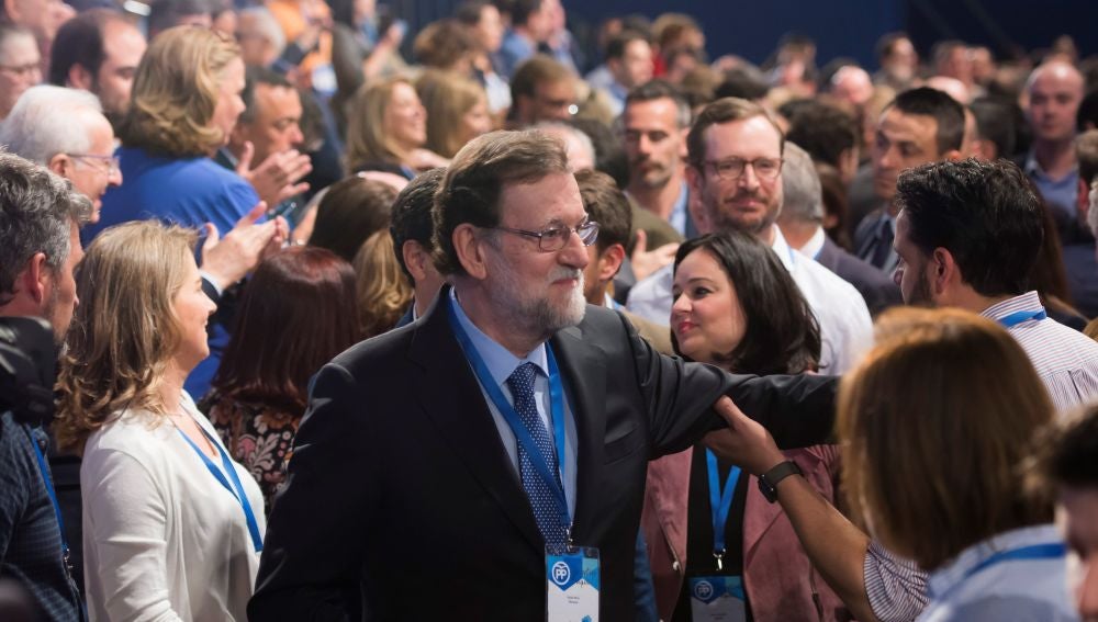 El presidente del Gobierno, Mariano Rajoy, saluda a los asistentes durante la inauguración