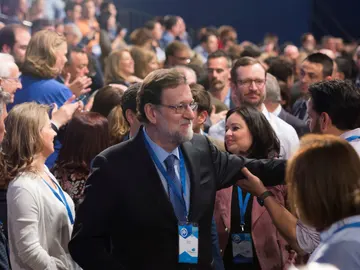 El presidente del Gobierno, Mariano Rajoy, saluda a los asistentes durante la inauguración El presidente del Gobierno, Mariano Rajoy, saluda a los asistentes durante la inauguración