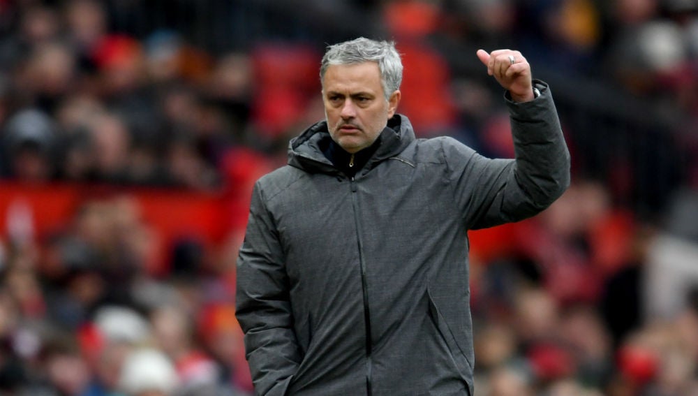 Mourinho, con gesto de aprobación