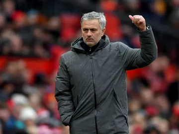 Mourinho, con gesto de aprobación Mourinho, con gesto de aprobación