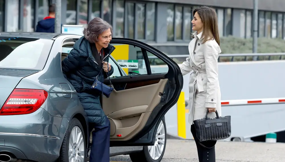 La Reina Letizia abre la puerta del coche a Doña Sofía