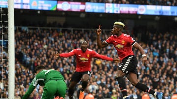 Pogba celebra uno de sus goles con el United en el derbi