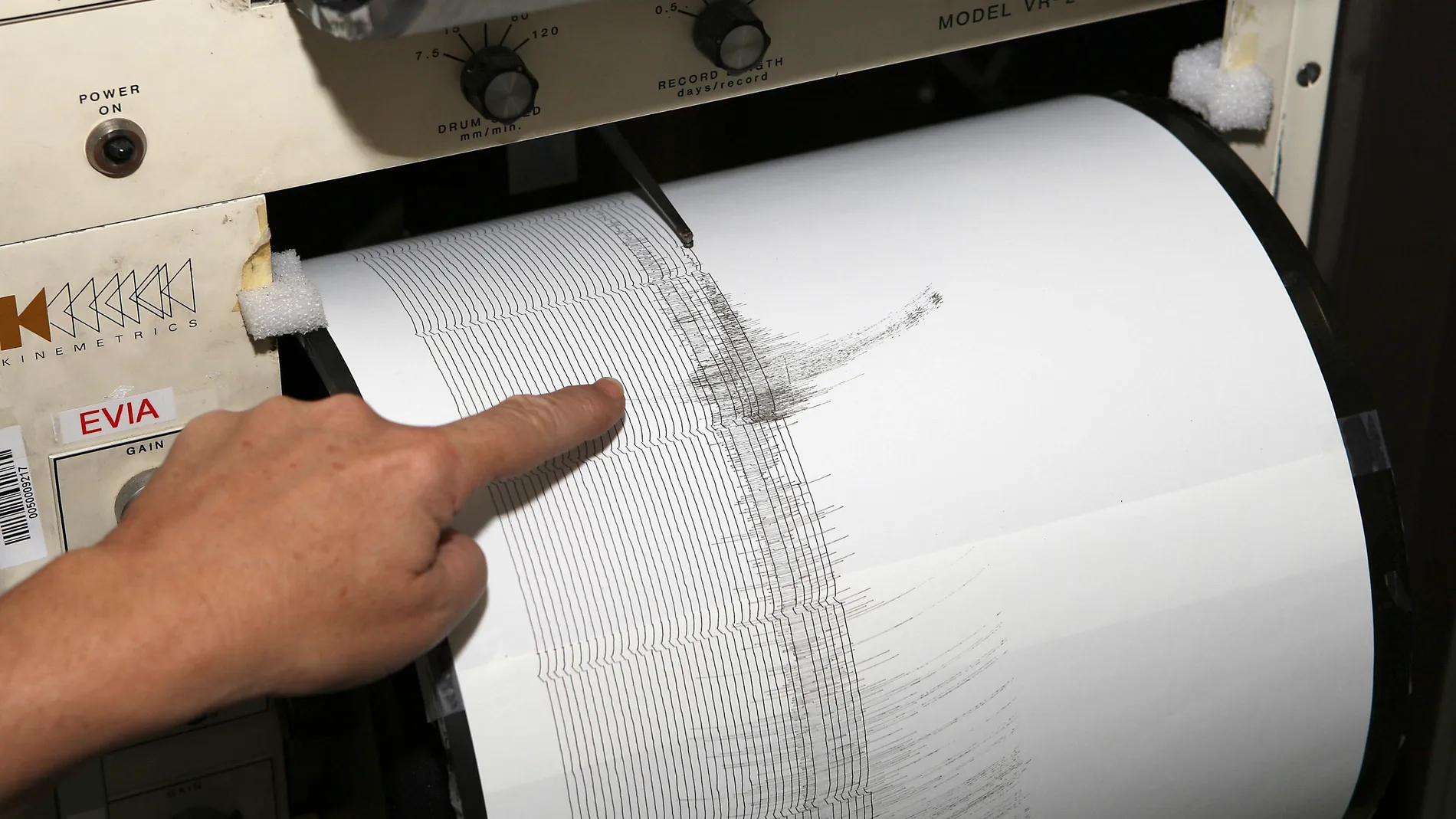 En la imagen, un sismógrafo En la imagen, un sismógrafo