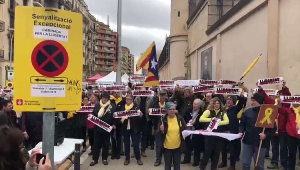 Los CDR encabezan una marcha 24 horas en torno a la prisión La Modelo de Barcelona