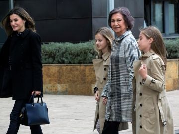 La Reina Sofía entra de la mano de sus nietas en el hospital
