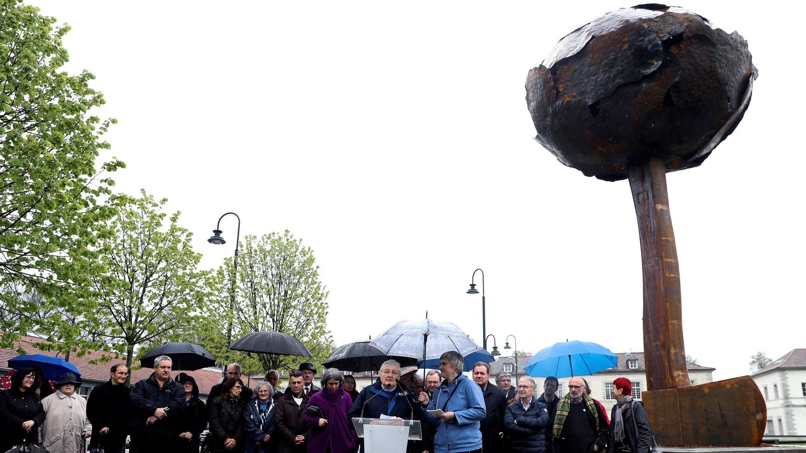 Polémica en Bayona por la instalación de un monolito que pretende conmemorar el aniversario del desarme de ETA