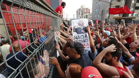 Simpatizantes del ex presidente brasileño Luiz Inácio Lula da Silva Simpatizantes del ex presidente brasileño Luiz Inácio Lula da Silva