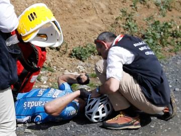 El ciclista belga, atendido por los servicios médicos