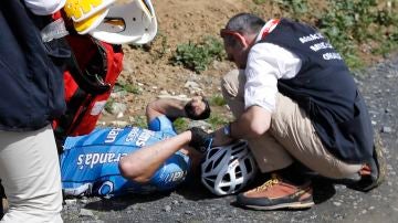 El ciclista belga, atendido por los servicios médicos