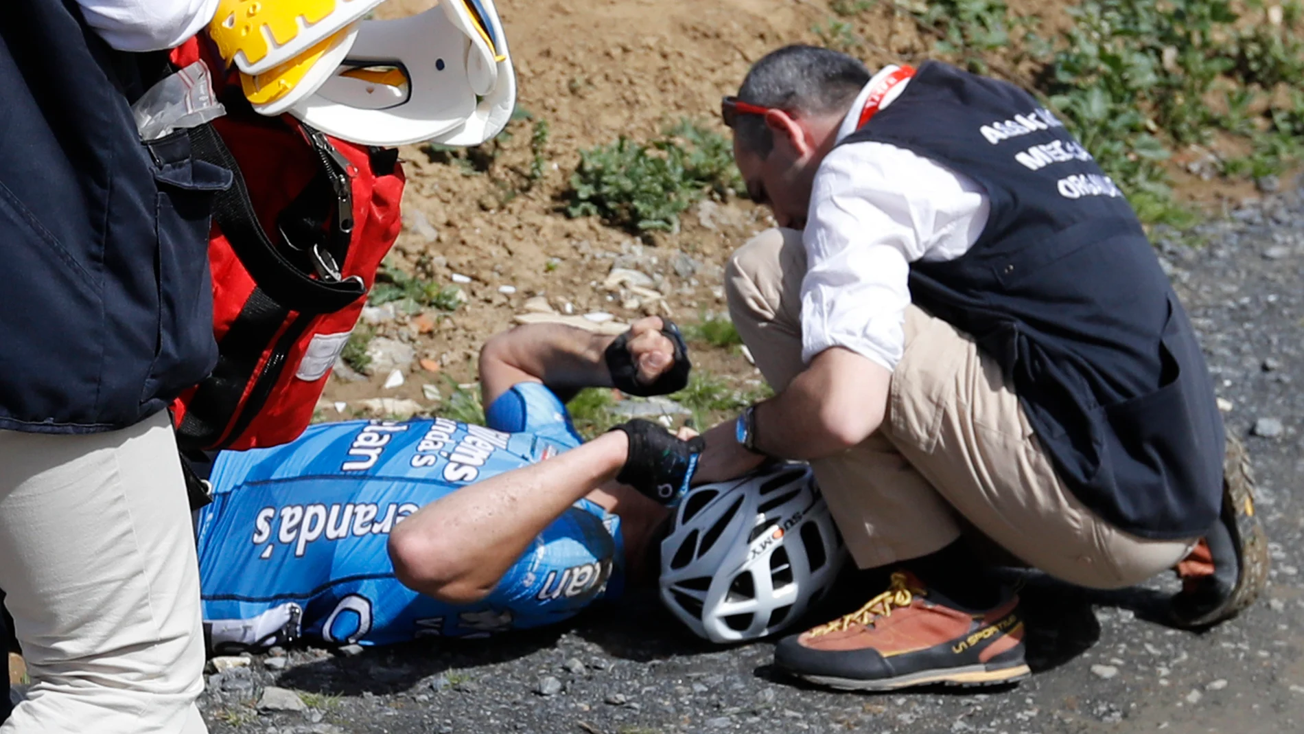 El ciclista belga, atendido por los servicios médicos El ciclista belga, atendido por los servicios médicos