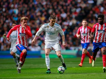 Cristiano conduce el balón ante la defensa de Griezmann Cristiano conduce el balón ante la defensa de Griezmann