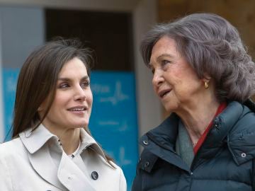 La reina Letizia y doña Sofía visitan al rey Juan Carlos en el hospital