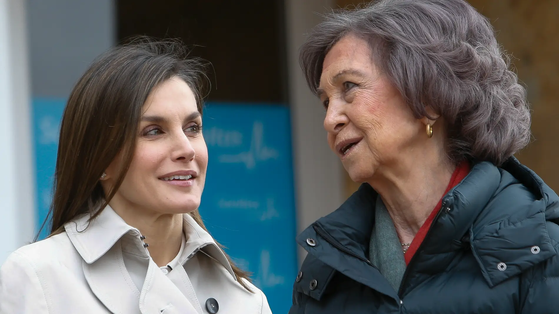 La reina Letizia y doña Sofía visitan al rey Juan Carlos en el hospital