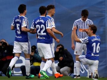 Los jugadores de la Real Sociedad celebran un gol en Anoeta