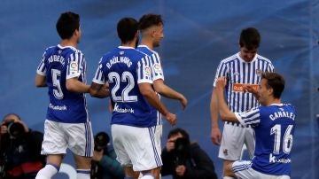 Los jugadores de la Real Sociedad celebran un gol en Anoeta