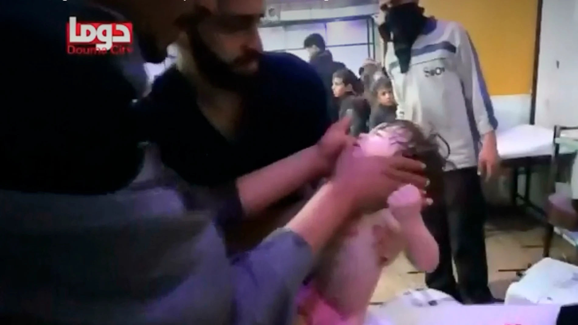 Niños atendidos tras el ataque químico en Duma Niños atendidos tras el ataque químico en Duma
