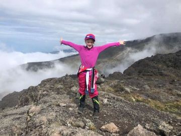 Una niña de siete años escala el monte Kilimanjaro en homenaje a su padre fallecido
