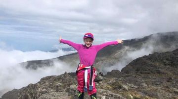 Una niña de siete años escala el monte Kilimanjaro en homenaje a su padre fallecido